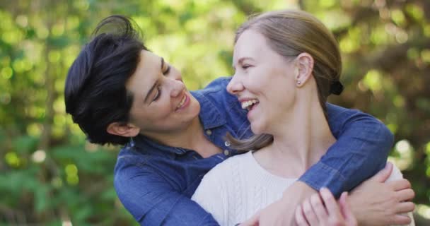 Bahçede Birbirini Kucaklayan Mutlu Beyaz Lezbiyen Bir Çift Lgbt Ilişkisi — Stok video