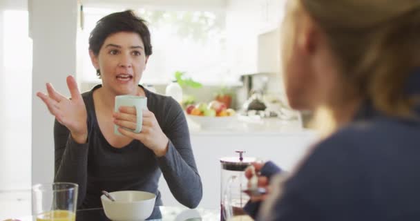 白人女性は家で朝食をとりながら妻と話していた Lgbt関係とライフスタイルの概念 — ストック動画