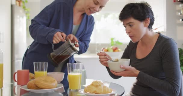 Καυκάσια Γυναίκα Ρίχνει Καφέ Ένα Φλιτζάνι Ενώ Παίρνει Πρωινό Σύζυγό — Αρχείο Βίντεο