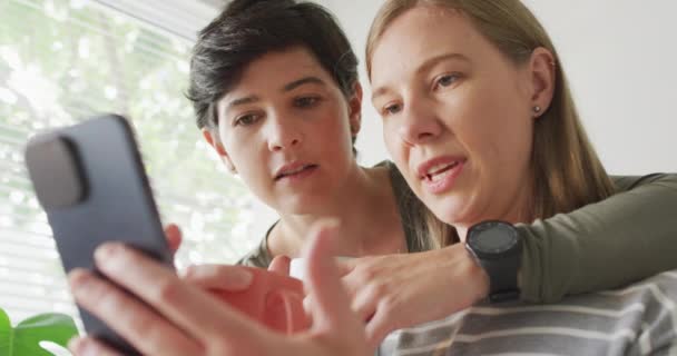 Mulheres Caucasianas Sorrindo Enquanto Têm Uma Videocall Smartphone Cozinha Casa — Vídeo de Stock