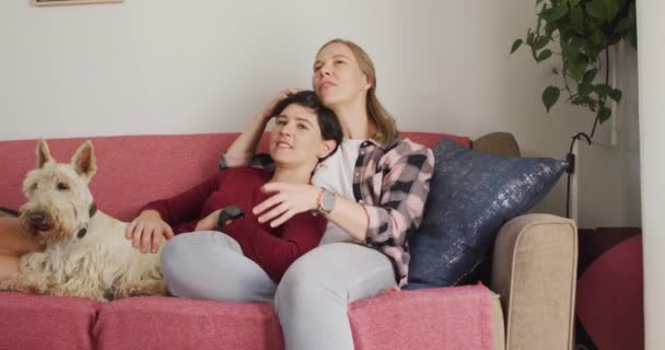 Vita Lesbiska Par Pratar Med Varandra Soffan Med Sin Hund — Stockvideo