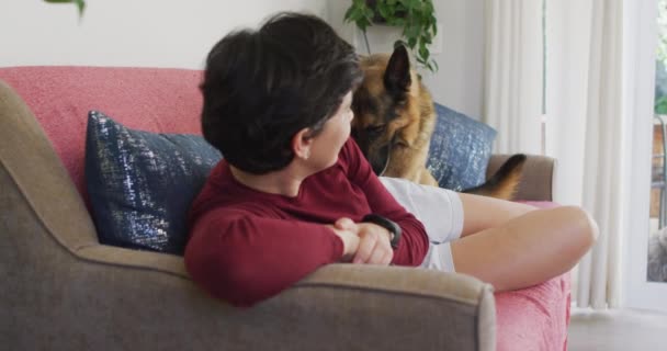 Kafkas Kadın Portresi Evde Köpeğiyle Kanepede Yatarken Gülümsüyor Evcil Hayvan — Stok video