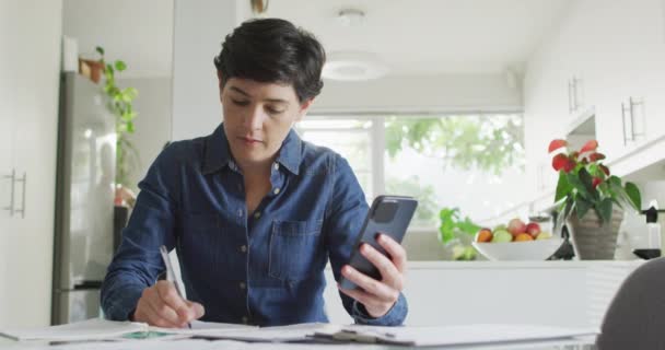 Biała Kobieta Robi Notatki Oblicza Finanse Pomocą Smartfona Domu Finansowanie — Wideo stockowe