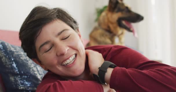 Ritratto Donna Caucasica Che Sorride Sdraiata Sul Divano Con Cane — Video Stock