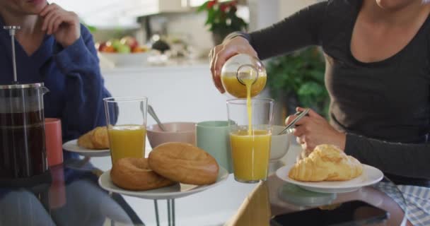 Blanke Vrouw Schenkt Sap Een Glas Terwijl Thuis Ontbijt Met — Stockvideo