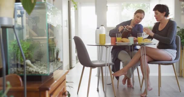 Mujer Caucásica Sirviendo Café Mientras Desayuna Con Esposa Casa Lgbt — Vídeos de Stock