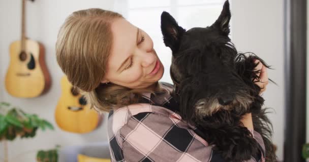 Retrato Mulher Caucasiana Segurando Seu Cão Sorrindo Casa Pet Amor — Vídeo de Stock