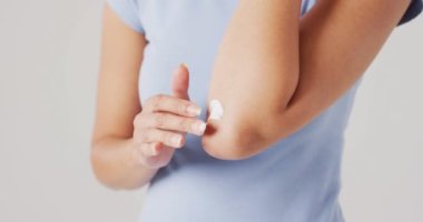 Beyaz arka planda koluna dokunan melez kadının videosu. küresel tıp ve sağlık konsepti.