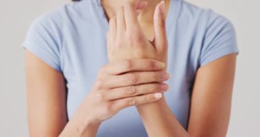 Beyaz arka planda eline dokunan melez kadının videosu. küresel tıp ve sağlık konsepti.