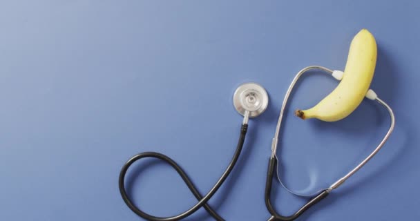 Video Close Stethoscope Banana Blue Background Global Medicine Healthcare Concept — Vídeo de Stock