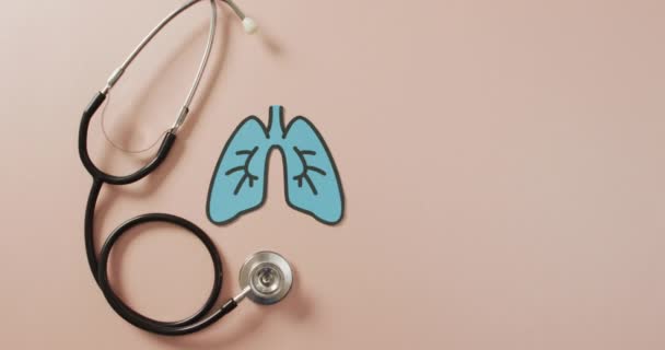 Video Blízka Stetoskopu Plícemi Růžovém Pozadí Globální Medicína Koncept Zdravotní — Stock video