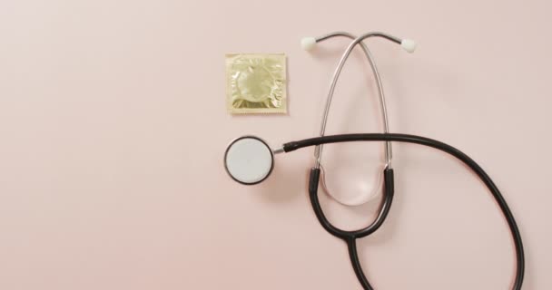 Video Close Stethoscope Condom Pink Background Global Medicine Healthcare Concept — Αρχείο Βίντεο