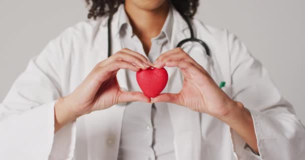 Відео Жінки Лікаря Тримає Серце Білому Тлі Глобальна Медицина Концепція — стокове відео
