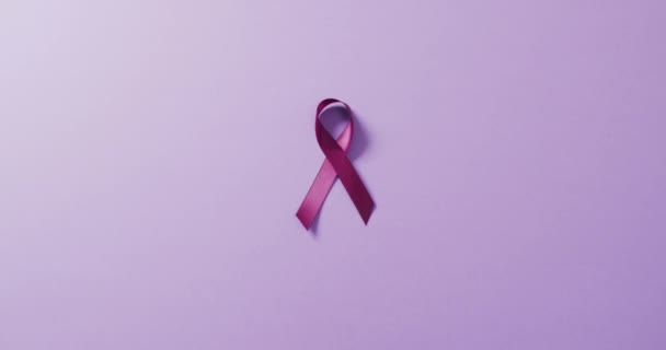 Video Close Purple Pancreatic Cancer Ribbon Blue Background Global Medicine — ストック動画