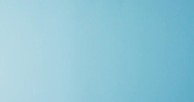 Mavi arka planda akciğer çizen melez bir kadının videosu. küresel tıp ve sağlık konsepti.