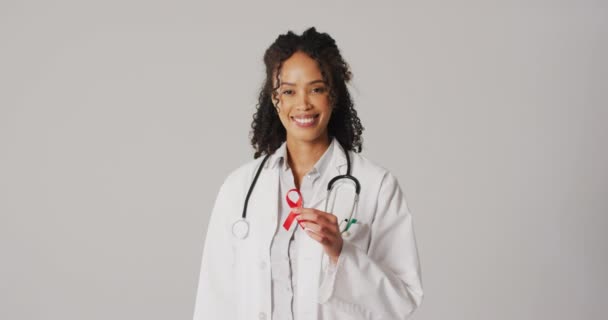 Video Smiling Biracial Female Doctor Holding Orange Kidney Cancer Ribbon — стоковое видео