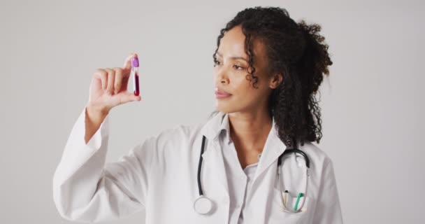 Video Biracial Female Doctor Holding Test Tube White Background Global — Vídeo de Stock