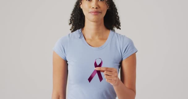Відео Усміхненої Жінки Яка Тримає Чорну Ракову Стрічку Меланоми Глобальна — стокове відео