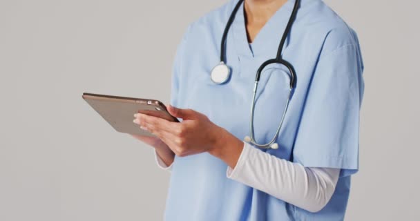青の背景にタブレットを使用して出産女性医師のビデオ 世界的な医療とヘルスケアの概念 — ストック動画