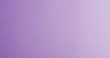 Mor arka planda mor kurdele tutan beyaz bir kadının elleri. tıp, sağlık, kanser farkındalığı konsepti dijital olarak üretilen video.