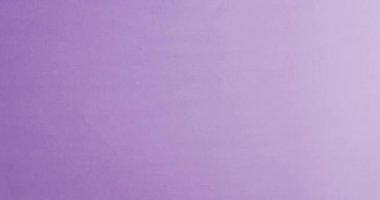 Mor arka planda mor kurdele tutan beyaz bir kadının elleri. tıp, sağlık, kanser farkındalığı konsepti dijital olarak üretilen video.