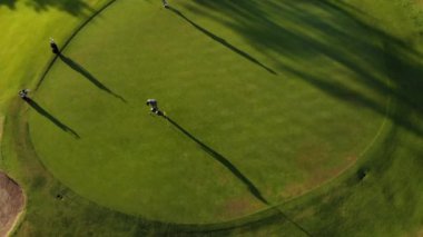 Güneşli bir günde golf sahasında golf oynayan iki farklı erkek golfçü. sağlıklı ve aktif zaman.