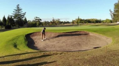 Güneşli bir günde golf sahasında golf oynayan iki farklı erkek golfçü. sağlıklı ve aktif zaman.