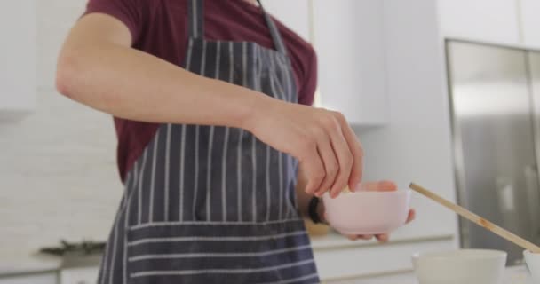 Asijský Teenager Připravuje Jídlo Nosí Zástěru Kuchyni Trávit Čas Sám — Stock video