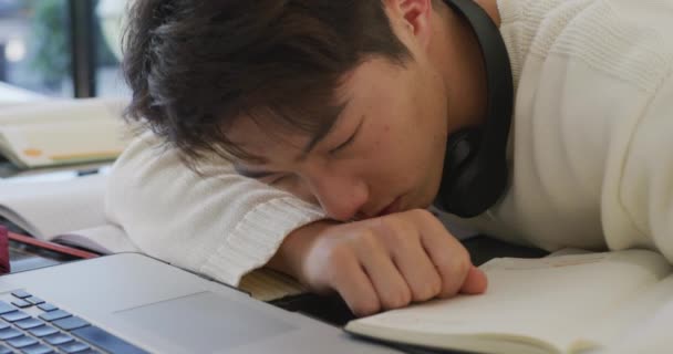 Asiatico Adolescente Maschio Con Cuffie Dormire Utilizzando Computer Portatile Soggiorno — Video Stock