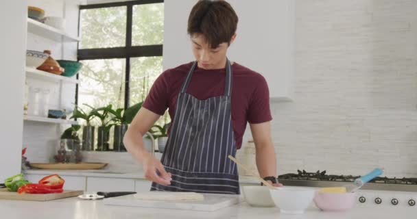 Asijský Teenager Připravuje Jídlo Nosí Zástěru Kuchyni Trávit Čas Sám — Stock video