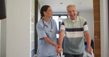 Kafkasyalı son sınıf öğrencisiyle ilgilenen mutlu melez kadın doktorun animasyonu. Yaşlılar sağlığı ve huzurevi konsepti dijital olarak oluşturulmuş video.