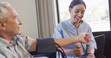 Kafkasyalı kıdemli adama baskı yapan mutlu çift ırklı kadın doktor animasyonu. Yaşlılar sağlığı ve huzurevi konsepti dijital olarak oluşturulmuş video.