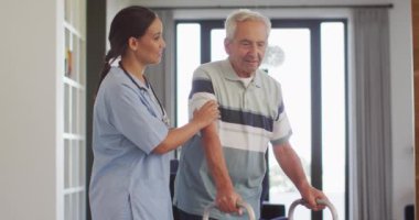 Kafkasyalı kıdemli adamla ilgilenen melez kadın doktorun animasyonu. Yaşlılar sağlığı ve huzurevi konsepti dijital olarak oluşturulmuş video.