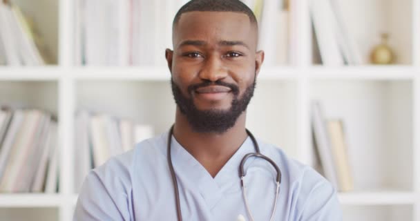 Video Happy African American Male Doctor Looking Camera Health Medicine — Vídeo de stock