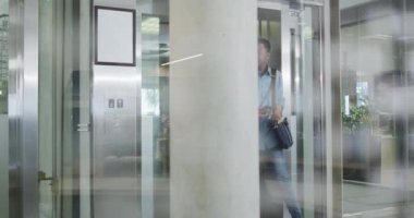 Ofiste yürüyen ve konuşan mutlu kadın ve adamın videosu. İş adamları ve ofis kavramında çalışmak.