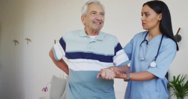 Çift ırklı kadın doktorun ve iyileşme sürecinde beyaz adamın animasyonu. Yaşlılar sağlığı ve huzurevi konsepti dijital olarak oluşturulmuş video.