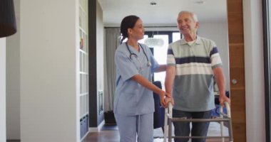 Kafkasyalı son sınıf öğrencisiyle ilgilenen mutlu melez kadın doktorun animasyonu. Yaşlılar sağlığı ve huzurevi konsepti dijital olarak oluşturulmuş video.