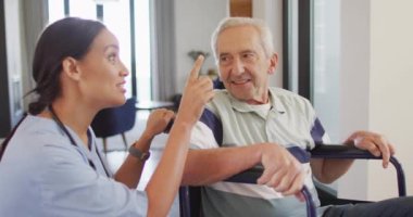 Kafkasyalı son sınıf öğrencisiyle ilgilenen mutlu melez kadın doktorun animasyonu. Yaşlılar sağlığı ve huzurevi konsepti dijital olarak oluşturulmuş video.