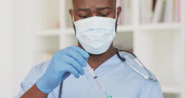 Video Eines Afrikanisch Amerikanischen Arztes Mit Gesichtsmaske Bei Der Impfstoffvorbereitung — Stockvideo