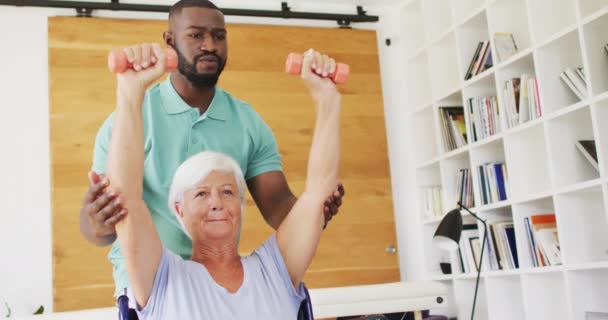Видео Африканского Американского Физиотерапевта Мужчины Тренирующегося Белой Пожилой Женщиной Здоровье — стоковое видео