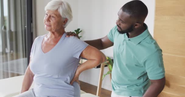 Video Caucasian Senior Woman Practicing African American Male Physiotherapist Seniors — Vídeo de Stock