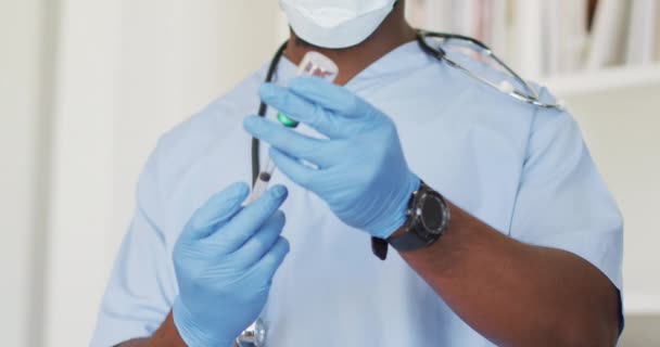 Video African American Male Doctor Face Mask Preparing Vaccine Health — Vídeo de Stock