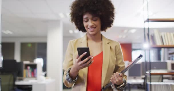 Video Una Mujer Negocios Birracial Caminando Usando Smartphone Oficina Profesionales — Vídeos de Stock