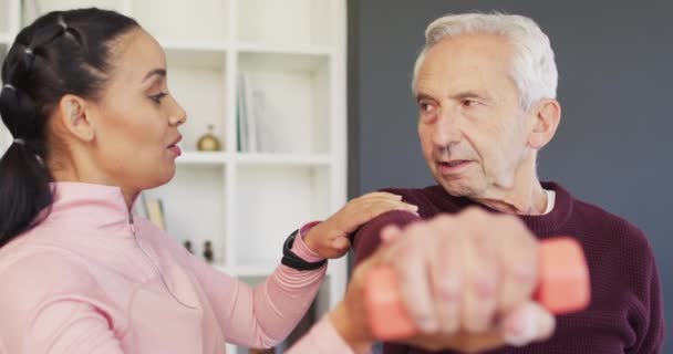 Nagranie Szczęśliwej Dwurasowej Fizjoterapeutki Ćwiczącej Białym Starszym Mężczyzną Seniorzy Zdrowie — Wideo stockowe