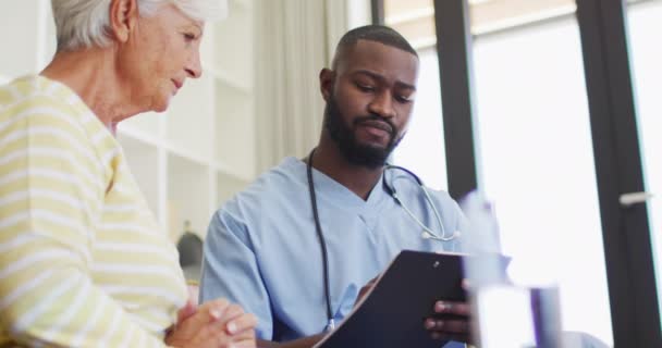 Video African American Male Doctor Using Tablet Giving Medicines Caucasian — Stock Video