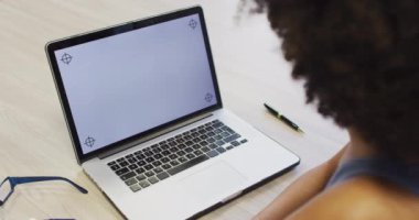 Bilgisayarında kopya alanı olan melez bir kadının videosu. İş adamları ve ofis kavramında çalışmak.