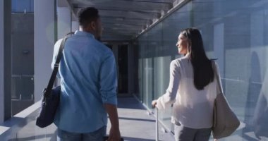 Çeşitli erkek ve kadınların bavullarıyla yürüdükleri bir video. İş adamları ve ofis kavramında çalışmak.