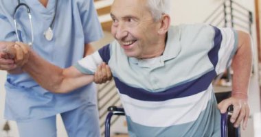 Kafkasyalı son sınıf öğrencisiyle ilgilenen mutlu melez kadın doktorun animasyonu. Yaşlılar sağlığı ve huzurevi konsepti dijital olarak oluşturulmuş video.