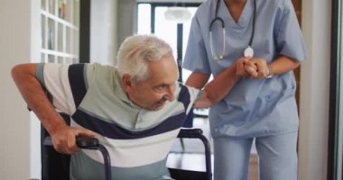 Kafkasyalı son sınıf öğrencisiyle ilgilenen mutlu melez kadın doktorun animasyonu. Yaşlılar sağlığı ve huzurevi konsepti dijital olarak oluşturulmuş video.