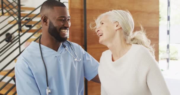 Vídeo Médico Afro Americano Feliz Cuidando Uma Mulher Caucasiana Conceito — Vídeo de Stock